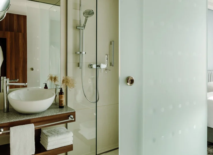 Każdy pokój dysponuje łazienką z prysznicem