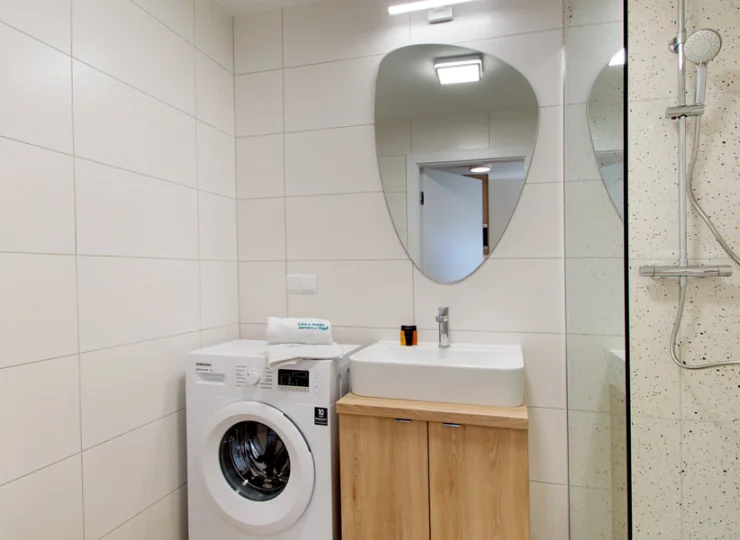 W łazience każdego apartamentu jest pralka