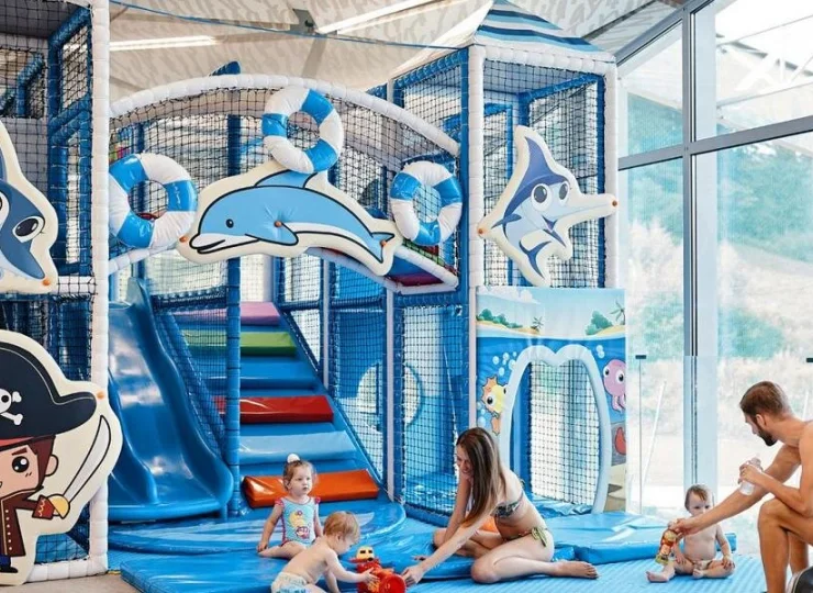 Obok basenu dla dzieci przygotowano dodatkowo małpi gaj