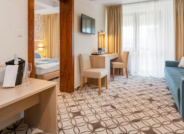 Apartament posiada sypialnię oraz pokój dzienny