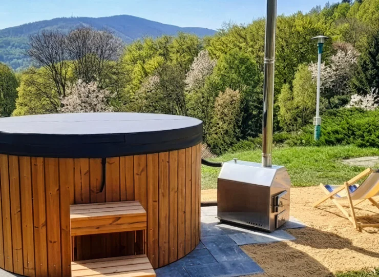 Kąpiel w zewnętrznym jacuzzi z widokiem na góry to wyjątkowe przeżycie