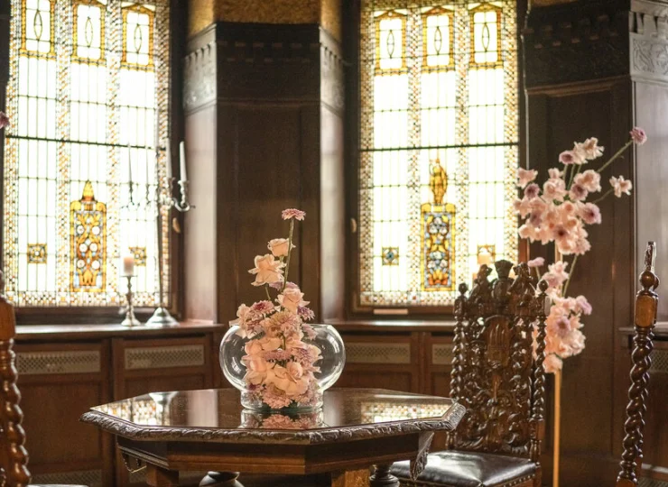 Okna Sali Gdańskiej zdobią witraże