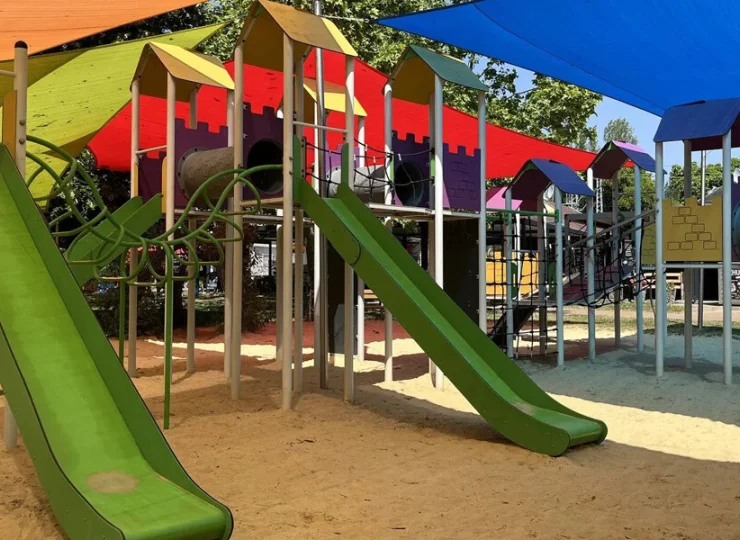 Zacieniony plac zabaw pozwala na bezpieczną zabawę nawet w upalne dni