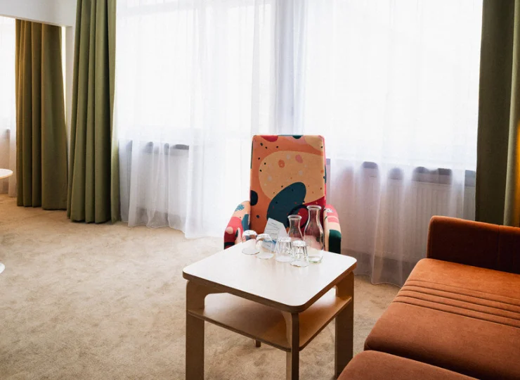 W pokoju rodzinnym jest sypialnia oraz salon z rozkładaną kanapą