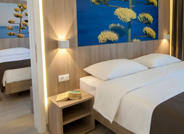 Pokój rodzinny zawiera dwie odrębne sypialnie