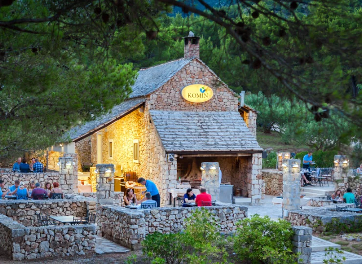 Na terenie resortu są dwie restauracje, pizzeria, klub taneczny