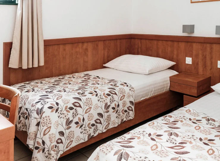 W jednej sypialni jest podwójne łóżko, w drugiej 2 pojedyncze łóżka