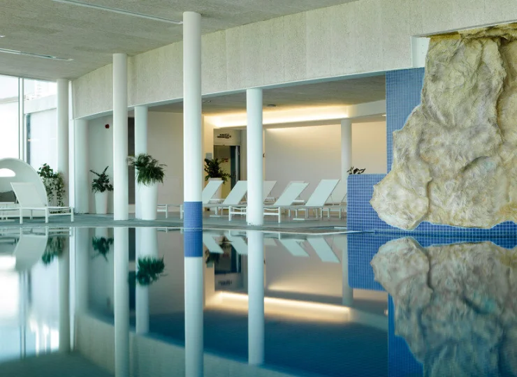 Jeden z wewnętrznych basenów z wodą termalną