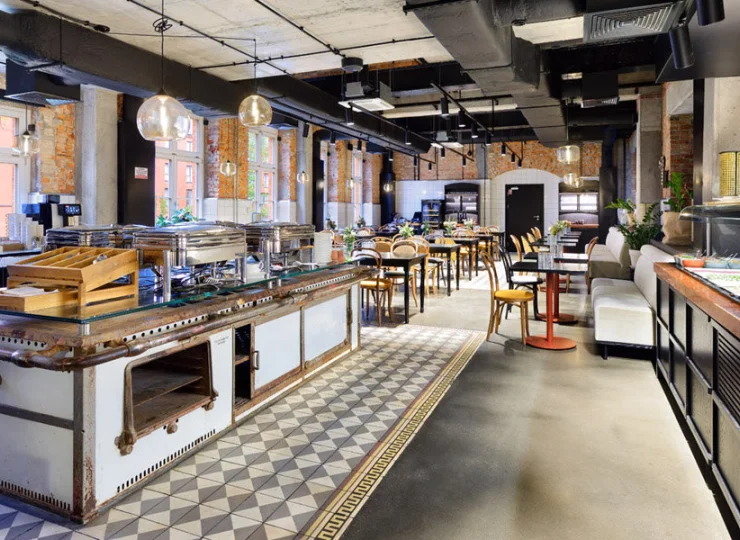 Mieści się tutaj ceniona restauracja oraz lobby bar z kawiarnią