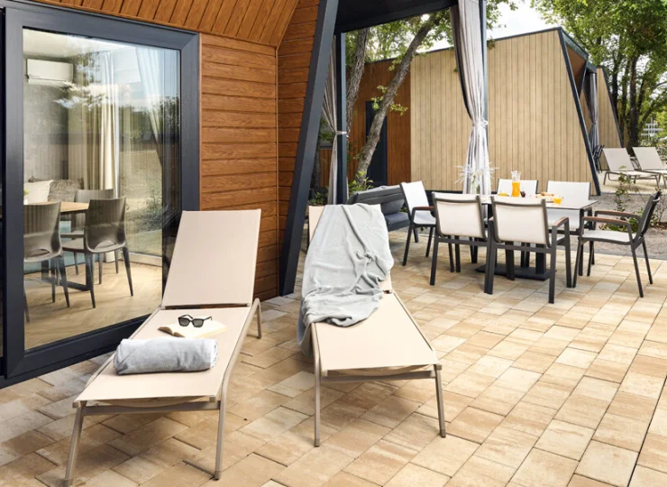 Do domku przynależy komplet mebli zewnętrznych