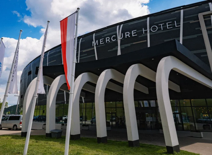 Hotel, choć duży, jest świetnie wkomponowany i nie przytłacza górskiego kurortu