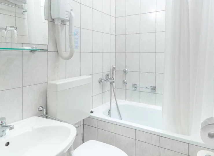 Pokój standard double ma łazienkę z wanną