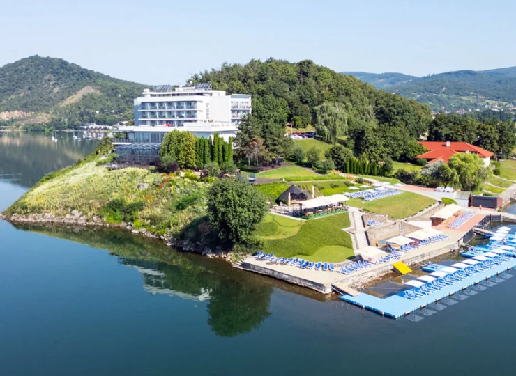 Ten ciepły obszar mieści się na pograniczu gór Wyhorlat i Kotliny Panońskiej