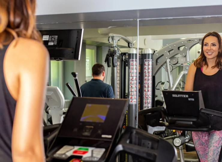 Można tutaj poćwiczyć na różnorodnym sprzęcie