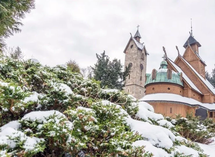 Karpacz to jedno z ładniejszych miast do odwiedzenia zimą na Dolnym Śląsku