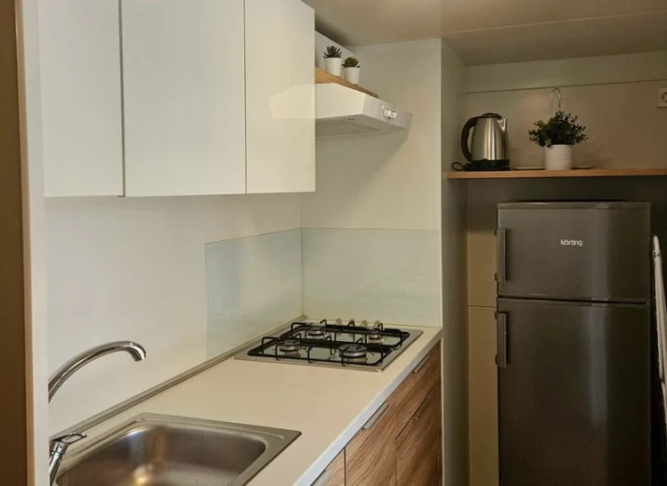 W każdym aneksie kuchennym jest lodówka, kuchenka, czajnik