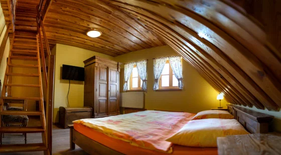 Pokój 2+2 z antresolą w kolibie