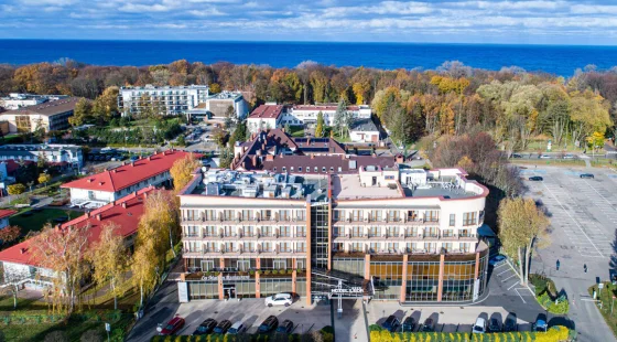 Hotel Leda znajduje się zaledwie 200 m od piaszczystej plaży