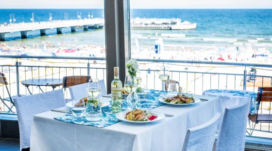 Z okien restauracji rozpościera się widok na plażę i morze