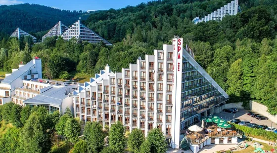 Bryła SPA Hotelu Diament to klasyczna, modernistyczna Ustrońska piramida