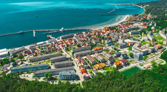 Hotel jest położony blisko piaszczystej plaży oraz lasu Nadmorskiego Parku