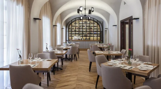 Goście raczą się tutaj posiłkami w eleganckich wnętrzach
