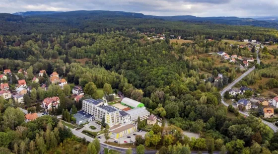 Hotel jest zanurzony pośród malowniczej przyrody