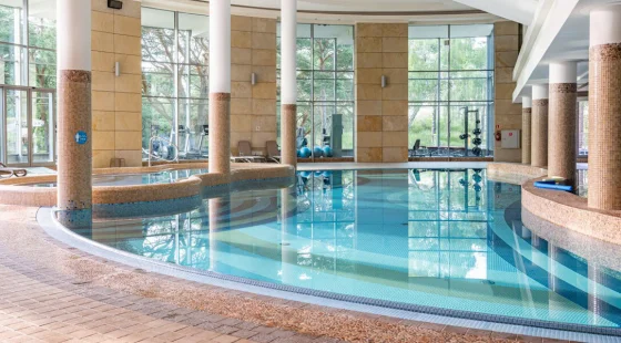 Hotel posiada basen pływacko-rekreacyjny z atrakcjami wodnymi i strefą zabaw