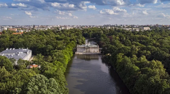 Hotel znajduje się przy malowniczym parku Łazienki Królewskie