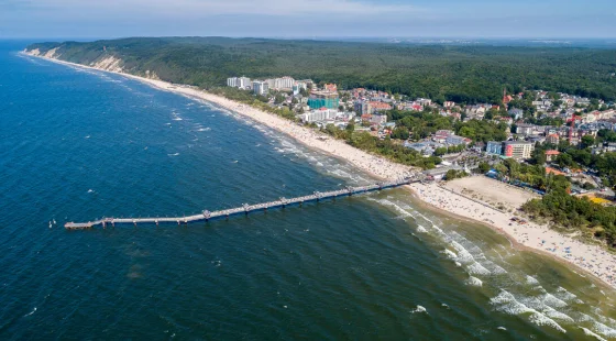 Hotel jest ulokowany w centrum Międzyzdrojów, blisko mola i plaży
