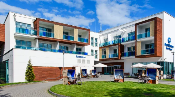 Hotel jest położony zaledwie 250 m od piaszczystej plaży, w otoczeniu lasu