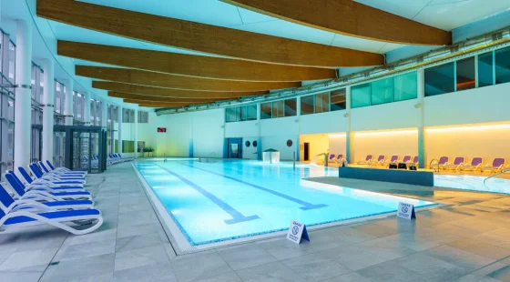 W Aquaparku są dostępne 2 baseny, brodziki, zjeżdżalnia, jacuzzi, kompleks saun