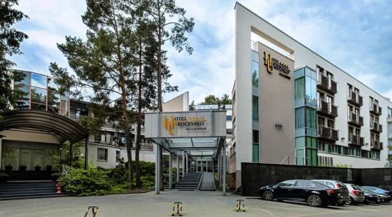 Nieopodal znajduje się Rezerwat Cedzyna w Górach Świętokrzyskich