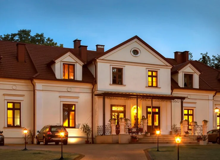 Dwór Prezydencki to luksusowy hotel położony w sercu starego parku
