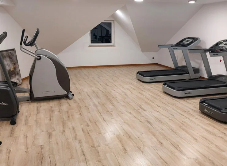 Hotelowa siłownia jest wyposażona m.in. w bieżnie, rowerki, orbitreki