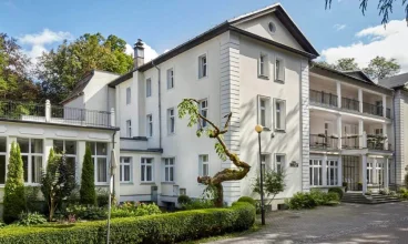 Położony jest w bezpośrednim sąsiedztwie Dworku Chopina, Pijalni Wód Mineralnych