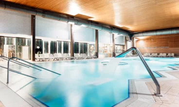 W tym hotelu na gości czekają dobroczynne dla zdrowia kąpiele w wodzie termalnej