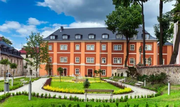 Są także pokoje umieszczone w drugim budynku - Długim Domu