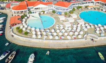 Hotel wyróżnia największy kompleks zewnętrznych basenów w okolicy