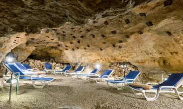 Hotel jest połączony korytarzem z jaskinią o leczniczym mikroklimacie