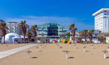 Piaszczysta plaża mieści się wprost przed hotelem