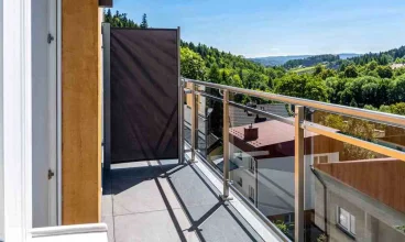 Pokoje mają balkon z widokiem na góry lub las
