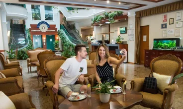 Hotelowe lobby jest przestronne