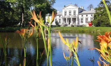 Dwór jest położony nad malowniczym stawem