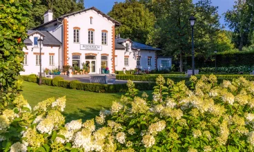Atutem jest zaciszna i zielona okolica