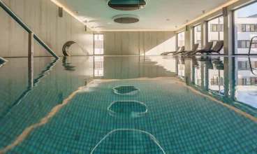 Resort posiada strefę relaksu z basenem, sauną i gabinetami zabiegowymi