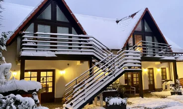 Zimą w okolicy działa kilka ośrodków narciarskich