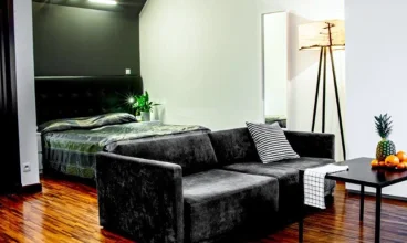 Studio 2-os. Black & White ma balkon wychodzący na ul. Piotrkowską