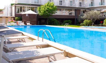 Dwa baseny, jeden dla dorosłych i jeden dla dzieci, oferują gościom relaks