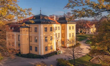 Mały Pałac sąsiaduje z dużym pałacem - obiektem muzealnym